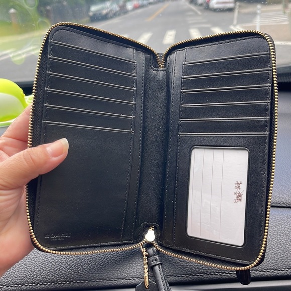 Coach - Picture 3 of 4